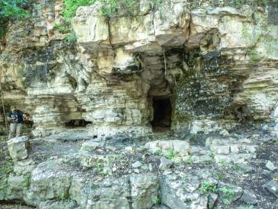 Prende il nome da un grande pilastro naturale di roccia calcarea rimasto al centro della caverna: risparmiato dall'erosione dell'acqua, funge da sostegno naturale per la volta